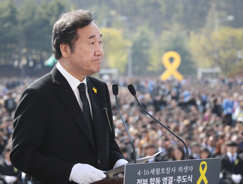 이낙연 국무총리가 16일 경기도 안산시 단원구 안산 화랑공원 내 야외광장에서 열린 4·16 세월호참사 희생자 정부 합동 영결추도식에서 제단을 바라보며 조사를 낭독하고 있다. /연합뉴스